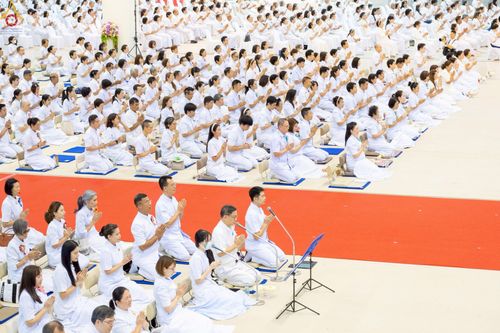 ภาพ No.251272:วันที่ 10 ตุลาคม พ.ศ. 2568 พิธีปฏิบัติธรรม ในวันคล้ายวันเกิด 141 ปี พระมงคลเทพมุนี (สด จนฺทสโร) พระผู้ปราบมาร ณ สภาธรรมกายสากล วัดพระธรรมกาย