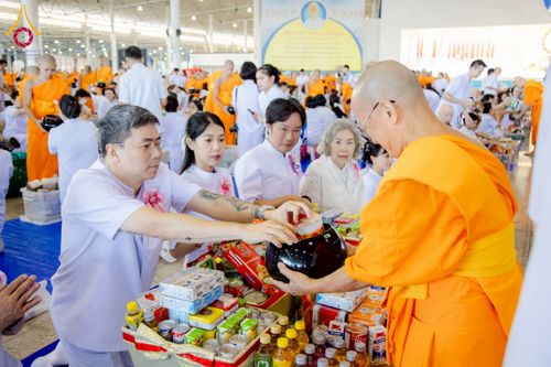 ภาพ No.277013:วันอาทิตย์ที่ 7 ธันวาคม พ.ศ. 2568 พิธีตักบาตรอาทิตย์ต้นเดือน ณ บ้านแก้วเรือนทองคุณยายฯ วัดพระธรรมกาย