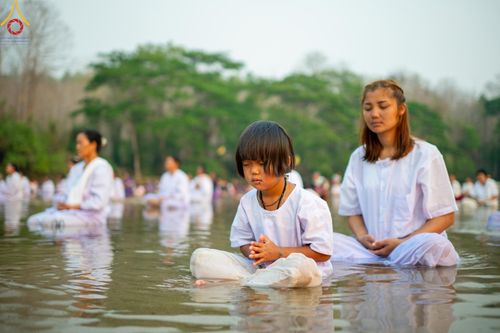 ภาพ No.63293:Photo Story  มหัศจรรย์วัดดงดินแดง Episode 1  พิธีปลงผมนาคธรรมทายาท  ในโครงการบรรพชาอุปสมบทหมู่ ฟื้นฟูพระพุทธศาสนาทั่วไทย วัดดงดินแดง ณ ลำน้ำแม่ตื่น อ.อมก๋อย จ.เชียงใหม่ วันที่ 2 เมษายน พ.ศ. 2567