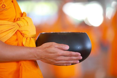 ภาพ No.158947:พิธีตักบาตร ในวันอาทิตย์ต้นเดือน วันที่ 6 ตุลาคม พ.ศ. 2567 ณ สภาธรรมกายสากล วัดพระธรรมกาย