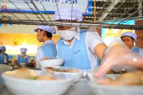 ภาพ No.60232:คณะสงฆ์ 10,000 กว่าวัดฉันภัตตาหารเพล ในวันคุ้มครองโลก วันจันทร์ที่ 22 เมษายน พ.ศ. 2567 ณ สภาธรรมกายสากล วัดพระธรรมกาย