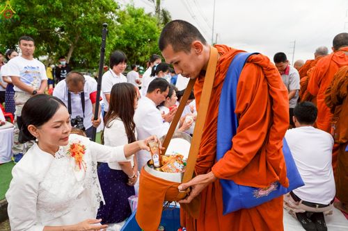 ภาพ No.229869:วันพฤหัสบดีที่ 26 มิถุนายน พ.ศ. 2568 พิธีตักบาตรพระ 1,165 รูป ฉลองก่อตั้งเมืองวานรนิวาส ครบรอบ 164 ปี ณ ถนนวานรนิวาส-อากาศอำนวย อ.วานรนิวาส จ.สกลนคร