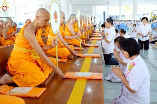 ภาพ No.213288:วันศุกร์ที่ 28 มีนาคม พ.ศ. 2568 (วันพระ แรม 15 ค่ำ เดือน 4) พิธีบุพเปตพลี ครั้งที่ 161 ร่วมอุทิศบุญแด่หมู่ญาติที่ล่วงลับไปแล้ว และสืบทอดอายุพระพุทธศาสนา ณ หอฉันคุณยายอาจารย์ฯ วัดพระธรรมกาย