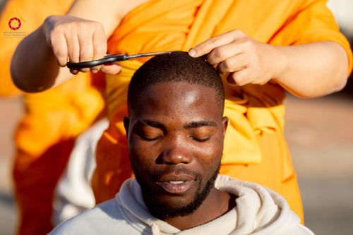 ภาพ No.231180:วันศุกร์ที่ 27 มิถุนายน พ.ศ. 2568 พิธีตัดปอยผมและพิธีปลงผมนาคธรรมทายาทแห่งทวีปแอฟริกา พ.ศ. 2568  โครงการบรรพชาอุปสมบทพระธรรมทายาทนานาชาติแห่งทวีปแอฟริกา ครั้งที่ 2 ณ วัดพระธรรมกายโจฮันเนสเบิร์ก สาธารณรัฐแอฟริกาใต้