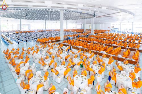 ภาพ No.143200:พิธีถวายภัตตาหารเพื่อเป็นกำลังแห่งการเข้าถึงธรรม ของพระภิกษุสามเณร วัดพระธรรมกาย วันเสาร์ที่ 6 กรกฏาคม พ.ศ. 2567 ณ หอฉันคุณยายอาจารย์ วัดพระธรรมกาย จ.ปทุมธานี