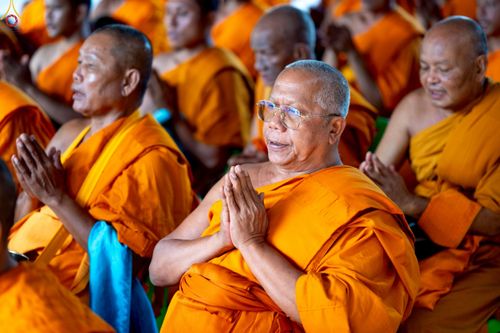 ภาพ No.234399:วันพฤหัสบดีที่ 24 กรกฎาคม พ.ศ. 2568 พิธีถวายสังฆทานแก่คณะสงฆ์ 323 วัด , พิธีมอบกองทุนหนุนแรงใจช่วยครูใต้ , พิธีทำบุญส่วนกุศลแด่ผู้วายชนม์ ในเหตุการณ์ความไม่สงบ 4 จังหวัด ชายแดนภาคใต้ (ปัตตานี , ยะลา , นราธิวาส , สงขลา) ปีที่ 21 ครั้งที่ 179 ณ วัดเวฬุวัน 