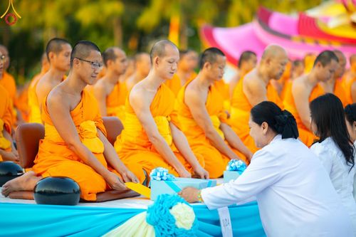 ภาพ No.192975:พิธีตักบาตรพระธรรมยาตรา ณ อนุสรณ์สถานคลองบางนางแท่น อ.สามพราน จ.นครปฐม ในโครงการธรรมยาตรา กตัญญูบูชา มหาปูชนียาจารย์ พระมงคลเทพมุนี(สด จนฺทสโร) พระผู้ปราบมาร อนุสรณ์สถาน 7 แห่ง ปีที่ 13 วันที่ 11 มกราคม พ.ศ.2568