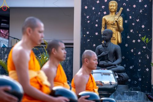 ภาพ No.197657:พิธีตักบาตรพระธรรมยาตรา ณ อนุสรณ์สถานลำดับที่ 4 สถานที่เกิดด้วยกายธรรม วัดโบสถ์(บน) ต.บางคูเวียง จ.นนทบุรี ในโครงการธรรมยาตรา กตัญญูบูชา มหาปูชนียาจารย์ พระมงคลเทพมุนี(สด จนฺทสโร) พระผู้ปราบมาร อนุสรณ์สถาน 7 แห่ง ปีที่ 13 วันที่ 19 มกราคม พ.ศ. 2568