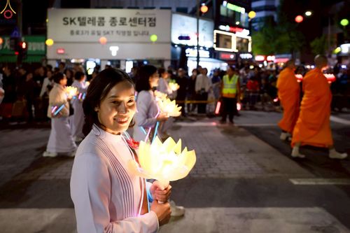 ภาพ No.229576:วันเสาร์ที่ 26 เมษายน พ.ศ. 2568 คณะพระภิกษุสามเณรในโครงการบรรพชาหมู่ 81 รูป  วัดภาวนาโซล ประเทศเกาหลีใต้ ได้ร่วมกับคณะสาธุชนคนไทยในเกาหลีใต้  ร่วมกันเดินขบวนอัญเชิญโคมดอกบัว  เพื่อบูชาแด่องค์สมเด็จพระสัมมาสัมพุทธเจ้า  ในงานเทศกาลวิสาขบูชานานาชาติ ประจำปี