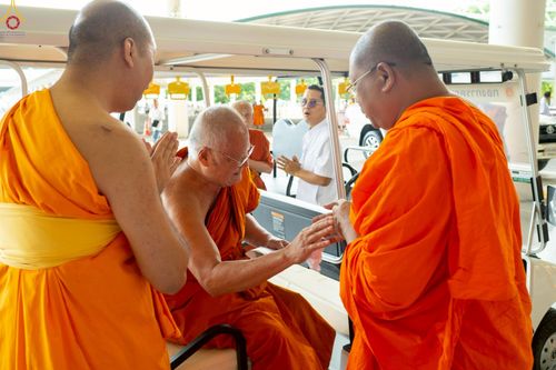 ภาพ No.235952:วันที่ 3 สิงหาคม พ.ศ. 2568 ภาพบรรยากาศ การต้อนรับปฎิสันถาร ของคณะสงฆ์ ในวันสมาธิโลก พิธีถวายมหาสังฆทาน 2,000 กว่าวัด ณ วัดพระธรรมกาย