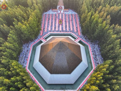 ภาพ No.107394:พิธีตักบาตรพระธรรมยาตราฯ ในโครงการธรรมยาตรากตัญญูบูชา มหาปูชนียาจารย์ พระมงคลเทพมุนี(สด จนฺทสโร) พระผู้ปราบมาร ปีที่ 12 ณ อนุสรณ์สถานมหาวิหารพระมงคลเทพมุนี อ.สองพี่น้อง จ.สุพรรณบุรี วันที่ 7 มกราคม พ.ศ. 2567