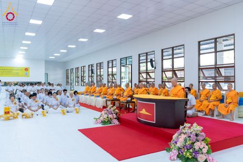 ภาพ No.160819:พิธีเจริญพระพุทธมนต์ และปิดแผ่นทองรูปเหมือน พระเดชพระคุณพระมงคลเทพมุนี (สด จนฺทสโร) พระผู้ปราบมาร จำนวน 3 องค์ วันเสาร์ที่ 5 ตุลาคม พ.ศ. 2567 ณ อาคารปลูกศรัทธา 2 (ชานชลาเดิม) วัดพระธรรมกาย อ.คลองหลวง จ.ปทุมธานี