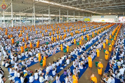 ภาพ No.136582:พิธีตักบาตร พิธีบูชาข้าวพระ ในวันอาทิตย์ต้นเดือนที่ 5 พฤษภาคม พ.ศ. 2567 ณ วัดพระธรรมกาย จ.ปทุมธานี