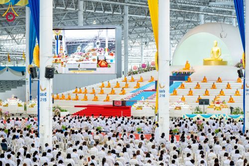 ภาพ No.215319:วันอาทิตย์ต้นเดือนที่ 6 เมษายน พ.ศ. 2568 พิธีบูชาข้าวพระ สภาธรรมกายสากล วัดพระธรรมกาย