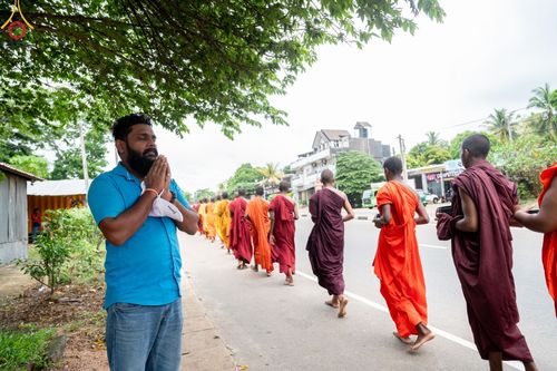 ภาพ No.139432:พิธีตักบาตรรอบเมืองดัมบุลล่า เทศกาลวิสาขบูชาแห่งชาติ ศรีลังกา เมื่อวันที่ 16 พฤษภาคมที่ผ่านมา คณะสงฆ์จากวัดพระธรรมกาย และคณะพระภิกษุสามเณรศรีลังกา ในโครงการสยาม-ลังกา ธรรมยาตรา ฉลองเทศกาลวิสาขบูชาแห่งชาติ ศรีลังกา บูชาธรรม 80 ปีหลวงพ่อธัมมชโย
