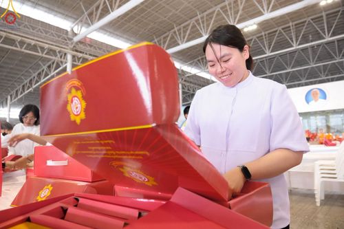 ภาพ No.212275:วันพุธที่ 19 มีนาคม พ.ศ. 2568 การบรรจุไทยธรรมลงกล่องสำเร็จ 43,500 กล่อง เพื่อถวายแด่พระสังฆาธิการ 40,000 กว่าวัดทั่วไทย ในวันคุ้มครองโลก 22 เมษายน พ.ศ. 2568 ณ บ้านแก้วเรือนทองคุณยายฯ วัดพระธรรมกาย