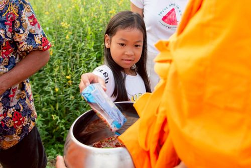 ภาพ No.217955:วันศุกร์ที่ 11 เมษายน พ.ศ. 2568 พระและสามเณร 99 รูป จากศูนย์ปฏิบัติธรรมระยอง(บ้านช่องลม) บิณฑบาต ณ ทุ่งปอเทือง ต.บางบุตร อ.บ้านค่าย จ.ระยอง เพื่อเป็นการฝึกสามเณรภาคฤดูร้อน ผ่านกิจวัตรบิณฑบาตในพื้นที่ชุมชน