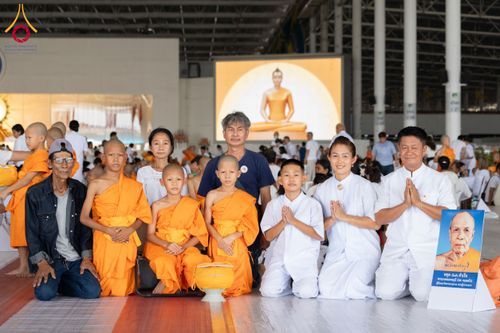 ภาพ No.134996:พิธีถวายบาตรแด่นาคธรรมทายาท ในโครงการบรรพชาสามเณรฟื้นฟูพระพุทธศาสนาทั่วไทย ณ สภาธรรมกายสากล วัดพระธรรมกาย จ.ปทุมธานี วันเสาร์ที่ 6 เมษายน พ.ศ. 2567