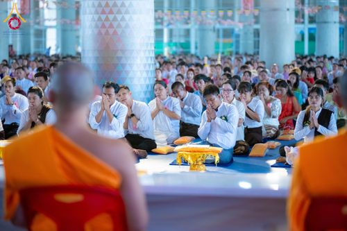 ภาพ No.143694:พิธีถวายผ้าไตร, สวดธรรมจักร, ปฏิบัติธรรม และฟังแสดงพระธรรมเทศนา ภาษาเมียนมา โดยมีสาธุชนชาวเมียนมากว่า 4,000 คน เข้าร่วมพิธี ณ มหารัตนวิหารคด วัดพระธรรมกาย วันอาทิตย์ที่ 7 กรกฎาคม พ.ศ. 2567