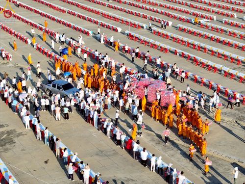 ภาพ No.218958:วันที่ 18-20 เมษายน พ.ศ. 2568 การเตรียมงานในลานธรรม , วิหารคด เพื่องานวันคุ้มครองโลก 22 เมษายน พศ. 2568