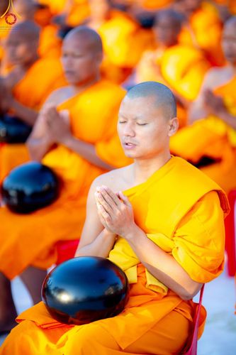 ภาพ No.195358:พิธีตักบาตรพระธรรมยาตรา ณ อนุสรณ์สถานลำดับที่ 3 สถานที่เกิดใหม่ในเพศสมณะ วัดสองพี่น้อง ต.ต้นตาล อ.สองพี่น้อง จ.สุพรรณบุรี ในโครงการธรรมยาตรา กตัญญูบูชา มหาปูชนียาจารย์ พระมงคลเทพมุนี(สด จนฺทสโร) พระผู้ปราบมาร ปีที่ 13 วันที่ 15 มกราคม พ.ศ.2568