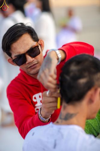 ภาพ No.180014:พิธีปลงผมนาคธรรมทายาท ในโครงการอุปสมบทหมู่ บูชาธรรมมหาปูชนียาจารย์ (ศูนย์อบรมวัดพระธรรมกาย) วันที่ 1 ธันวาคม พ.ศ. 2567 ณ ลานธรรมหารัตนวิหารคด วัดพระธรรมกาย จ.ปทุมธานี