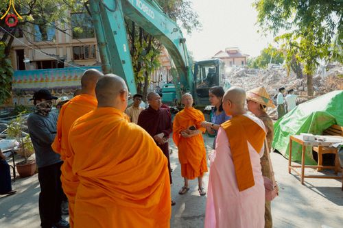 ภาพ No.220323:วันที่ 17 เมษายน พ.ศ. 2568 ผู้แทนวัดพระธรรมกาย ลงพื้นที่เยียวยา ซับน้ำตาเหยื่อแผ่นดินไหวมัณฑะเลย์