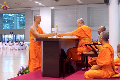 ภาพ No.232170:วันอาทิตย์ที่ 6 กรกฏาคม พ.ศ. 2568 พิธีมอบโล่เกียรติคุณ สวดธัมมจักกัปปวัตตนสูตร และรางวัลโครงการผู้นำแสงสว่างออนไลน์ ณ ห้องแก้วสารพัดนึก1 สภาธรรมกายสากล วัดพระธรรมกาย