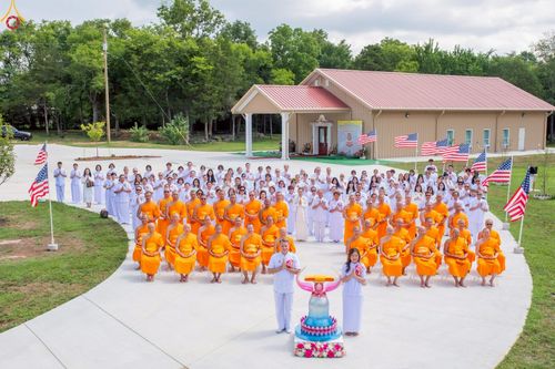 ภาพ No.234618:วันอาทิตย์ที่ 20 กรกฎาคม  พ.ศ.2568 พิธีทอดผ้าป่าภาคพื้นอเมริกา พิธีเจริญพระพุทธมนต์ ฉลองอาคารแก้วธรรมชัยรัตนอนันต์ วัดพระธรรมกายเทนเนสซี ประเทศสหรัฐอเมริกา