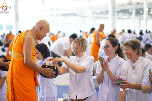 ภาพ No.177594:พิธีตักบาตรและพิธีบูชาข้าวพระ ในวันอาทิตย์ต้นเดือนที่ 1 ธันวาคม พ.ศ. 2567 ณ สภาธรรมกายสากล วัดพระธรรมกาย