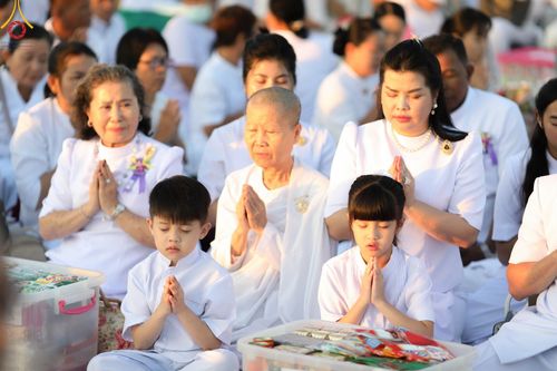 ภาพ No.105263:พิธีตักบาตรฉลองพระบวชใหม่ รุ่นบูชาธรรมมหาปูชนียาจารย์ และต้อนรับศักราชใหม่ วันจันทร์ที่ 1 มกราคม พ.ศ. 2567 ณ ลานธรรมพระมหาธรรมกายเจดีย์ วัดพระธรรมกาย