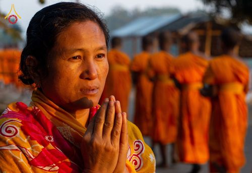 ภาพ No.76402:คณะสงฆ์และสามเณรบิณฑบาต ประเทศบังกลาเทศ วันที่ 11 กุมภาพันธ์ พ.ศ. 2566