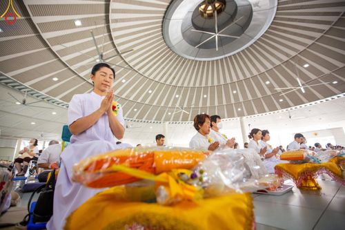 ภาพ No.115561:พิธีเจริญพระพุทธมนต์ และถวายภัตตาหาร ในวาระครบ 115 ปี วันคล้ายวันเกิด คุณยายอาจารย์ มหารัตนอุบาสิกาจันทน์ ขนนกยูง (ผู้ให้กำเนิดวัดพระธรรมกาย) วันศุกร์ที่ 19 มกราคม พ.ศ. 2567 ณ หอฉันคุณยายอาจารย์ วัดพระธรรมกาย