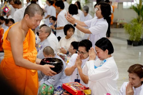 ภาพ No.61276:พิธีตักบาตรฉลองพระใหม่ รุ่นบูชาธรรมโครงการ 1-2 โครงการบรรพชาอุปสมบทหมู่ธรรมทายาท บูชาธรรมหลวงพ่อธัมมชโย 80 ปี ณ โถงช้างสำนักงานใหญ่ วัดพระธรรมกาย วันที่ 20 เมษายน พ.ศ. 2567