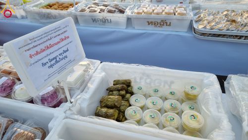 ภาพ No.108471:ถวายภัตตาหารเป็นสังฆทาน แด่คณะพระธรรมยาตราฯ ในโครงการธรรมยาตรากตัญญูบูชา มหาปูชนียาจารย์ พระมงคลเทพมุนี(สด จนฺทสโร) พระผู้ปราบมาร อนุสรณ์สถาน 7 แห่ง ปีที่ 12 วันที่ 7 มกราคม พ.ศ. 2567 ณ อนุสรณ์สถานโลตัสแลนด์ จ.สุพรรณบุรี