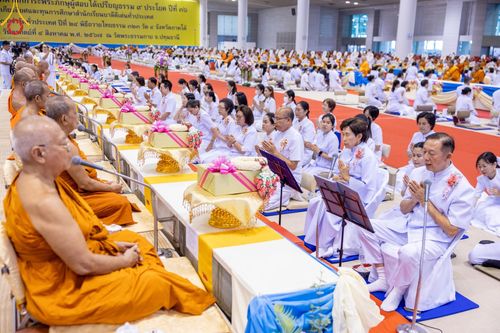 ภาพ No.147071:พิธีมุทิตาสักการะพระภิกษุ ผู้สอบได้เปรียญธรรม 9 ประโยคระดับโลกปีที่ 36, พิธีมอบโล่เกียรติยศและทุนการศึกษา สำนักเรียนบาลีดีเด่นทั่วประเทศ, พิธีถวายมหาสังฆทานคณะสงฆ์ 2,000 กว่าวัด ทั่วประเทศ ปีที่ 24, พิธีถวายไทยธรรมคณะสงฆ์ 323 วัด 4 จังหวัดชายแดนภาคใต้