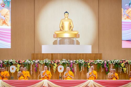 ภาพ No.228338:วันอาทิตย์ที่ 8 มิถุนายน พ.ศ. 2568 พิธีถวายทุนสนับสนุนพระไตรปิฎกฉบับธรรมชัย และอนุรักษ์คัมภีร์โบราณ ณ ห้องแก้วสารพัดนึก 2 วัดพระธรรมกาย