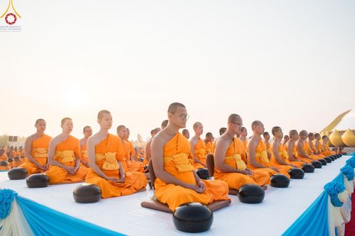 ภาพ No.201045:พิธีตักบาตรพระธรรมยาตรา ณ อนุสรณ์สถานลำดับที่ 5 สถานที่เผยแผ่วิชชาธรรมกายครั้งแรก อนุสรณ์สถานบางปลา วัดบางปลา อำเภอบางเลน จังหวัดนครปฐม ในโครงการธรรมยาตรา กตัญญูบูชา มหาปูชนียาจารย์ พระมงคลเทพมุนี(สด จนฺทสโร) พระผู้ปราบมาร อนุสรณ์สถาน 7 แห่ง ปีที่ 13