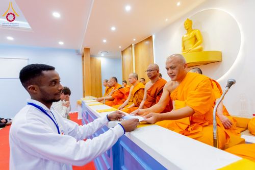 ภาพ No.233302:วันอาทิตย์ที่ 6 กรกฎาคม พ.ศ. 2568 พิธีถวายมหาสังฆทานแด่คณะสงฆ์ทั่วโลกและพิธีตักบาตรเนื่องในวันเข้าพรรษา  ณ วัดพุทธเคปทาวน์ ประเทศแอฟริกาใต้