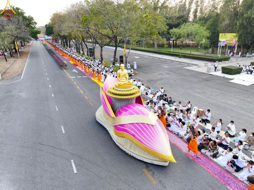 ภาพ No.202029:พิธีต้อนรับพระธรรมยาตรา ณ อนุสรณ์สถานลำดับที่ 7 สถานที่ขยายวิชชาธรรมกาย วัดพระธรรมกาย ต.คลองสาม อ.คลองหลวง จ.ปทุมธานี ในโครงการธรรมยาตรา กตัญญูบูชา มหาปูชนียาจารย์ พระมงคลเทพมุนี(สด จนฺทสโร) พระผู้ปราบมาร อนุสรณ์สถาน 7 แห่ง ปีที่ 13 วันที่ 26 มกราคม 2568