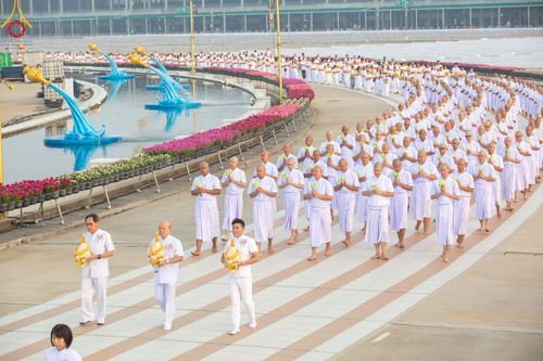 ภาพ No.216969:วันเสาร์ที่ 12 เมษายน พ.ศ. 2568 พิธีเวียนประทักษิณรอบพระมหาธรรมกายเจดีย์  พิธีวันทาเจดีย์ พิธีขอขมาและมอบผ้าไตร ในโครงการอุปสมบทหมู่ บูชาธรรมหลวงพ่อธัมมชโย, โครงการธรรมทายาท ระดับอุดมศึกษา รุ่นที่ 52 ,  โครงการบวชพระนานาชาติ AEC & WAB CEO รุ่นที่ 4 , ณ ว