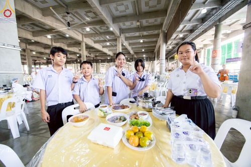 ภาพ No.219422:วันอังคารที่ 22 เมษายน พ.ศ. 2568 พิธีมอบปัจจัยช่วยเหลือครู 4 จังหวัดชายแดนภาคใต้ , พิธีกล่าวคำถวายอุปกรณ์ เพื่อเตรียมการต้อนรับคณะสงฆ์ฯ , พิธีกล่าวคำถวายภัตตาหารเป็นสังฆทาน , คณะสงฆ์ฉันภัตตาหารเพล  เนื่องในวันคุ้มครองโลก พิธีถวายมหาสังฆทานแด่คณะสงฆ์