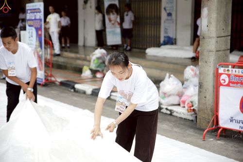 ภาพ No.245841:วันที่ 13-14 กันยายน พ.ศ. 2568 เจ้าหน้าที่ทุกสถานะ ทุกส่วนงาน ร่วมแรงร่วมใจ ปฏิบัติหน้าที่ เตรียมงาน เก็บงาน ตักบาตรพระ 555 รูป อ.เบตง จยะลา