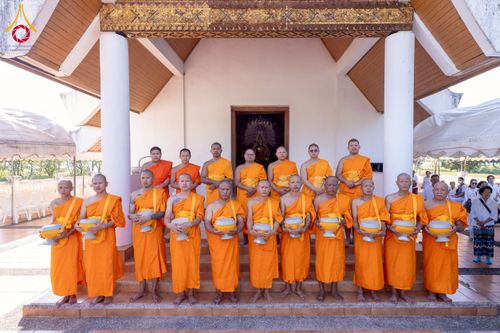 ภาพ No.275879:วันพุธที่ 3 ธันวาคม พ.ศ. 2568 พิธีบรรพชาอุปสมบท โครงการอุปสมบทบูชาธรรมมหาปูชนียาจารย์ ศูนย์อบรม : ศูนย์ส่งเสริมศีลธรรม จ.พะเยา ณ โบราณสถานพระธาตุจอมทอง และ โบสถ์กลางน้ำ วัดพระธาตุศรีโคมคำ อำเภอเมือง จังหวัดพะเยา