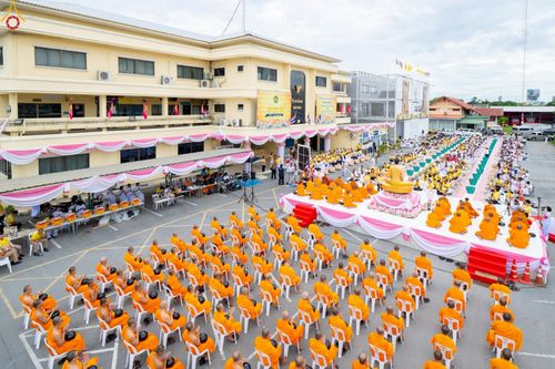 ภาพ No.241904:วันอาทิตย์ที่ 31 สิงหาคม พ.ศ. 2568 พิธีทำบุญแด่คณะสงฆ์ 122 รูป ฉลอง 121 ปี อำเภอคลองหลวง จ.ปทุมธานี เพื่อนำส่งช่วยเหลือคณะสงฆ์ 323 วัด 4 จังหวัดชายแดนภาคใต้ และช่วยเหลือประชาชนจากเหตุปะทะ แนวชายแดนไทย-กัมพูชา ณ บริเวณหน้าที่ว่าการอำเภอคลองหลวง 