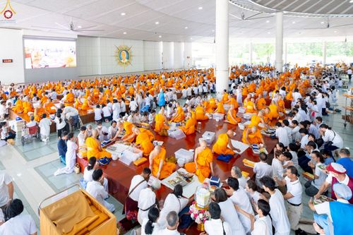 ภาพ No.234859:วันศุกร์ที่ 25 กรกฎาคม พ.ศ. 2568 (วันพระ แรม 15 ค่ำ เดือน 8) พิธีบุพเปตพลี ครั้งที่ 167 ร่วมอุทิศบุญแด่หมู่ญาติที่ล่วงลับไปแล้ว และสืบทอดอายุพระพุทธศาสนา ณ หอฉันคุณยายอาจารย์ฯ วัดพระธรรมกาย