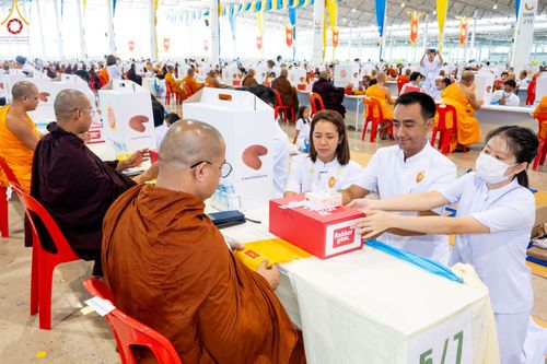 ภาพ No.85381:พิธีถวายมหาสังฆทานคณะสงฆ์ 2000 กว่าวัดทั่วประเทศปีที่ 23, พิธีถวายไทยธรรมคณะสงฆ์ 323 วัด 4 จังหวัดชายแดนภาคใต้, พิธีมอบปัจจัยช่วยเหลือครู 4 จังหวัดชายแดนภาคใต้ ณ สภาธรรมกายสากล วัดพระธรรมกาย ในวันสมาธิโลก อาทิตย์ที่ 6 สิงหาคม พ.ศ. 2566