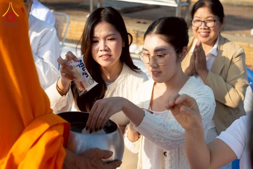 ภาพ No.276933:วันเสาร์ที่ 6 ธันวาคม พ.ศ. 2568 พิธีตักบาตรพระ 1,000 รูป อุทิศถวายพระราชกุศลสมเด็จพระนางเจ้าสิริกิติ์ พระบรมราชินีนาถ พระบรมราชชนนี พันปีหลวง และ ทำบุญเมืองลำปาง ครบรอบ 1,345 ปี ณ ลานพระบรมราชานุสาวรีย์สมเด็จพระนเรศวรมหาราชนครลำปาง อ.เกาะคา จ.ลำปาง