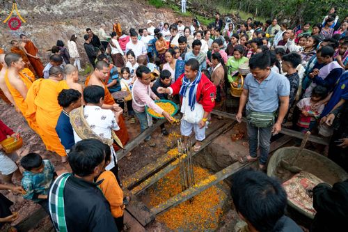 ภาพ No.174468:พิธีตักบาตรพระ,พิธีทอดผ้าป่า พิธีกลั่นแผ่นดินโปรยรัตนชาติ  สร้างพระอุโบสถและเจดีย์ วัดป่าสัมมาทิฏฐิและวัดสิริขันโท แขวงอัตตะปือ สปป. ลาว วันที่ 29 ตุลาคม พ.ศ. 2567