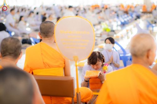 ภาพ No.122886:พิธีสวดพระพุทธมนต์ พิธีทอดผ้าบังสุกุล และพิธีถวายภัตตาหาร เป็นสังฆทานแด่พระภิกษุ สามเณร เนื่องในวันมหาปูชนียาจารย์ วันเสาร์ที่ 3 กุมภาพันธ์ พ.ศ. 2567 ณ หอฉันคุณยายอาจารย์ฯ วัดพระธรรมกาย